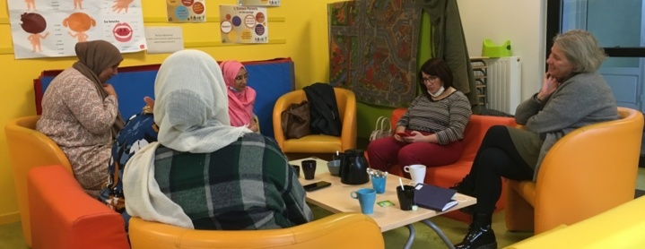 Des mères de famille réunies autour de Laure Guyot (à d.) à l’espace parents de l’école André Chédid. Une demande : que les gens du quartier se mélangent davantage Des mères de famille réunies autour de Laure Guyot (à d.) à l’espace parents de l’école André Chédid. Une demande : que les gens du quartier se mélangent davantage