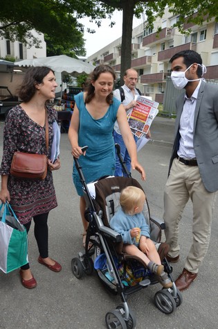 Sylvia Thénard, Claire Saint Sernin, en discussion avec Yannick Nadessan, élu municipal, sur le marché de Villejean, vendredi 26 juin 2020.