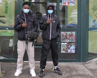 Hardi et Amadiara, 17 ans, amateurs de PlayStation Hardi et Amadiara, 17 ans, amateurs de PlayStation