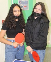 Sarah et Cali, 15 ans. Grâce à la Maison Verte, elles sont parties en vacances à la Rochelle à l’été 2021.