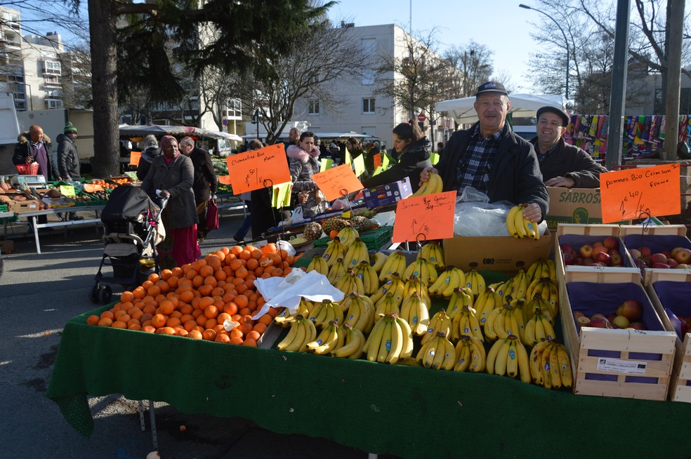 Le marché du vendredi est à la fois un circuit court d'approvisionnement et un lieu de rencontre. (photo 22 février 2019)