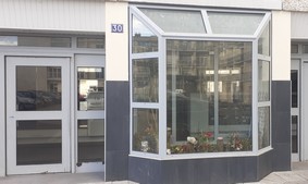 La « salle familiale » est située au 30, rue Bourbonnais.