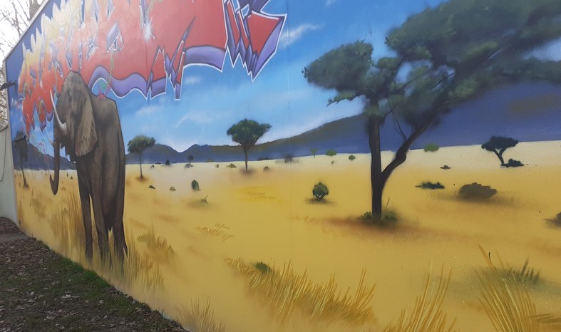 A l'entrée de l'école,sur le pignon d'un bâtiment,  cette fresque de safari accueille, élèves, ensignants, parents... (2) A l'entrée de l'école,sur le pignon d'un bâtiment,  cette fresque de safari accueille, élèves, ensignants, parents... (2)