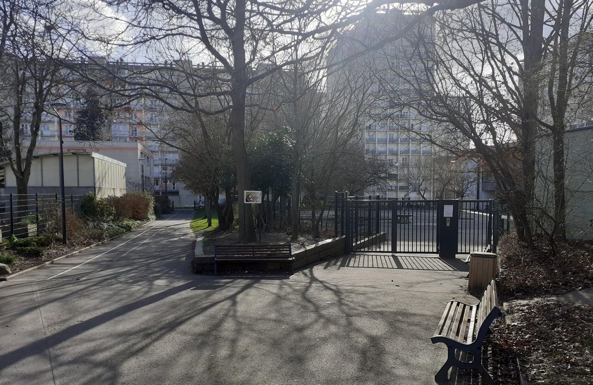 Entrée de l'école Andrée Chédid un jour de vacances.