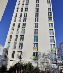 Le quartier manque de logements privés. Au 2 Cours Kennedy  dix logements étaient en vente le 15 novembre 2021. Le quartier manque de logements privés. Au 2 Cours Kennedy  dix logements étaient en vente le 15 novembre 2021.