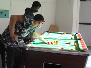 Une partie de billard vient de commencer. Une partie de billard vient de commencer.