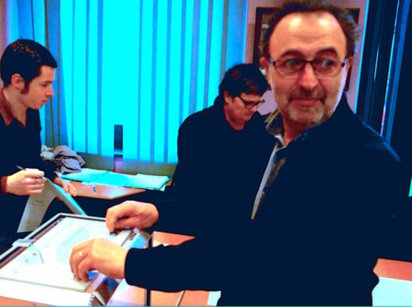 18 h. Maurice Renault le Maire ouvre l'urne 18 h. Maurice Renault le Maire ouvre l'urne
