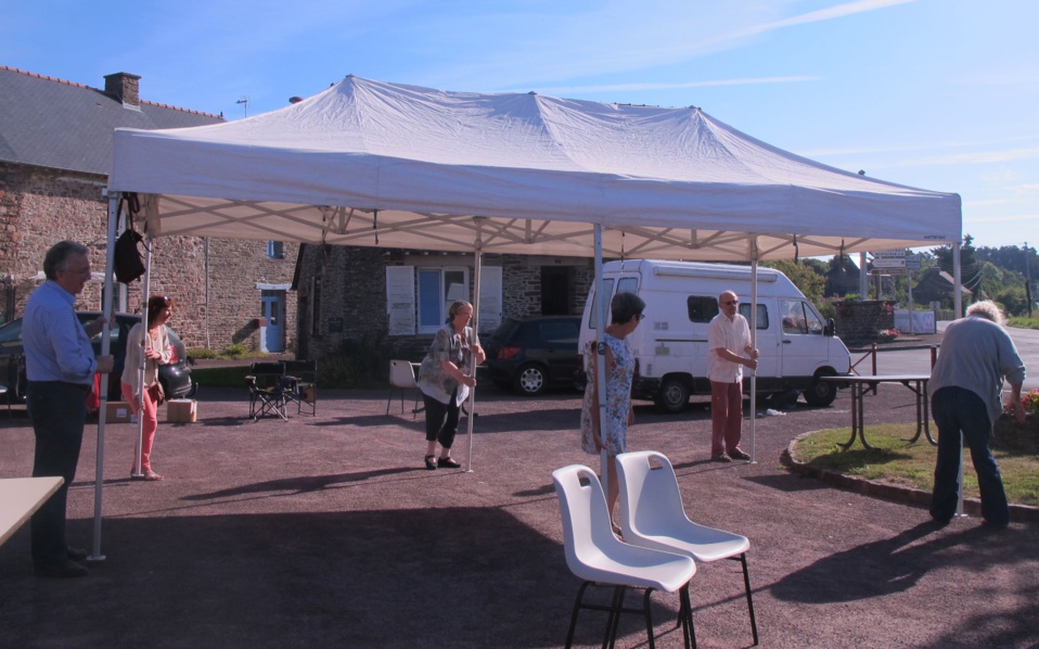 L'équipe HO plante le chapiteau. L'équipe HO plante le chapiteau.